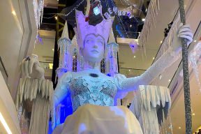 Гигансткая Снежная королева «поселилась» в торговом центре в Минске