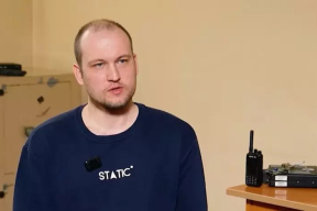 «Сядзеў ужо 50 сутак, затрымалі яго дзяўчыну і брата». Сукамернік расказаў пра радыёаматара, арыштаванага за здраду дзяржаве